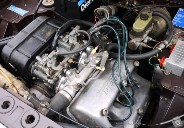 Въпреки, че 4-цилиндровият V-образен двигател е доста рядко явление в автоиндустрията, някои производители го ползват през годините. Първият от тях е Lancia, като моторът се поставя на Lambda и Fulvia. Моторът може да се срещне под капака на Ford Taunus (1962-1981 г.) и на модели на Saab. А също така и на съветските ЗАЗ.

Последно този агрегат беше използван от компанията Porsche. Именно 2,0-литровият V4 безинов мотор е в основата на хибридната система на победителя в &bdquo;24 часа на Льо Ман&ldquo; - Porsche 919 Hybrid.