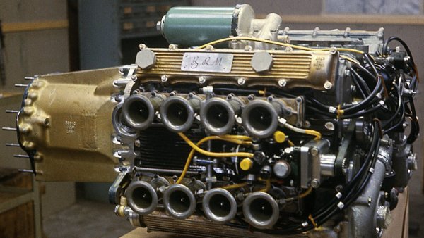 Този двигател е разработен от британската фирма British Racing Motors (BRM) и всъщност представлява комбинация от два &bdquo;боксера&ldquo;. Екзотичният мотор се поставя на състезателната BRM P83 във Формула 1. Болидът е пилотиран от Греъм Хил и Джеки Стюарт. С същия двигател, но с кола Lotus 43/1, Джим Кларк печели Гран при на САЩ през 1966 г. 