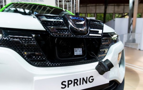 - Знаем добре, че китайците идват. Често ме питат дали това ме тревожи. Отговорът е: да, защото те идват със силни продукти и конкурентни цени. Но мисля, че Dacia е от марките, най-добре подготвени да се противопоставят на това. Колкото до Spring, това не е китайски модел - това е наша глобална платформа, разработена в Бетанкур, край Париж. Преместването на производството от Китай в Европа не е прост въпрос: то означава да се преместят и поддоставчиците, да се променят технологиите за батериите... Нямаме такива планове. 
