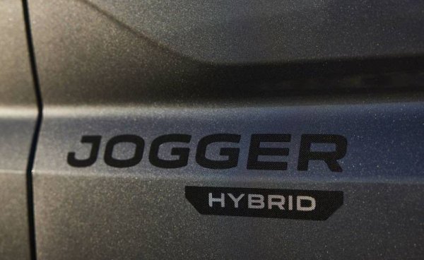 - Платформата ни позволява хибридно задвижване. Можем да имаме и пълен хибрид, и плъг-ин. Въпросът не е дали е технологично възможно, а дали това би имало смисъл за нашите клиенти. На този етап нашият отговор е "не". Не смятаме, че към момента купувачите на Sandero са готови да доплатят няколко хиляди евро за хибрид. Може би това ще се промени с времето. 