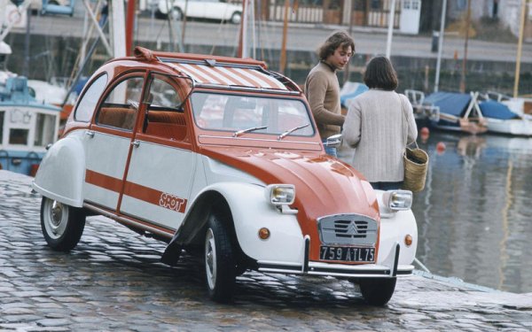 От появата си 2CV е смятан за примитивен и странен модел, но през годините се налага като изключително популярен автомобил. Моделът е проектиран преди Втората световна война, след това в Citroen успешно го укриват от германците и го пускат на пазара през 1948, като производството му продължава до 1990.
