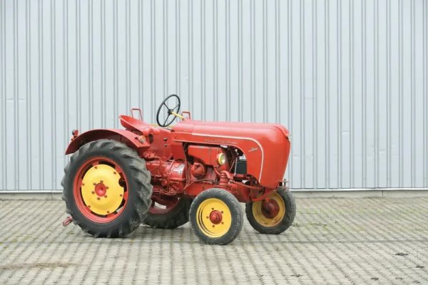 Очаквана цена: &euro;15,000 - &euro;20,000
Дизелов трактор Porsche, произведен всъщност от известния поддоставчик Allgeier. 

