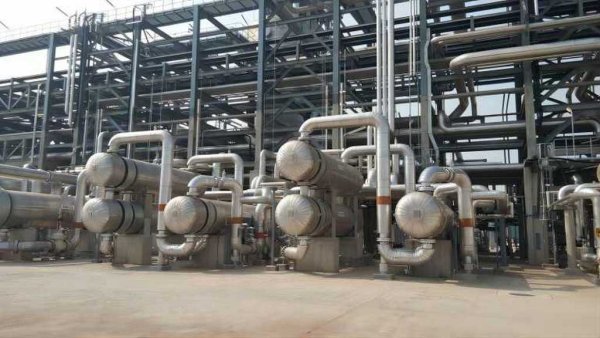 Производственият процес на съвременните масла с добавки е сложен и високотехнологичен: всяка добавка изисква собствена температура на разтваряне и производителите ги добавят една по една, като редуват нагряване и охлаждане на базовото масло, за да осигурят идеалния състав.
