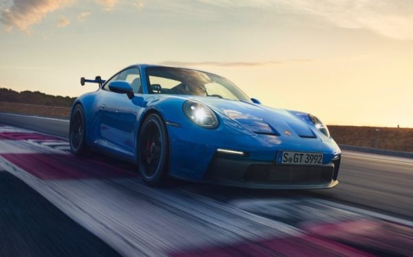 Един от най-зрелищните автомобили в автопарка на испанците е Porsche 911 GT3, с което се фука нападателят Нико Уилямс.  Под каросерията му се крие 4,0-литров, шестцилиндров боксерен двигател с атмосферно пълнене, способен да произведе 510 к.с. и 450 Нм максимален въртящ момент. Мощността се предава изключително на задния мост чрез седемстепенна автоматична трансмисия PDK или шестстепенна ръчна скоростна кутия.

911 GT3 ускорява от 0 до 100 км/ч за 3,4 секунди и достига максимална скорост от 311 км/ч с трансмисията PDK. Това се допълва от специфично окачване, кормилно управление на задния мост и аеродинамика, разработена за генериране на притискателна сила при висока скорост &ndash; решения, наследени директно от моторните спортове. Цените стартират от 210 000 евро.