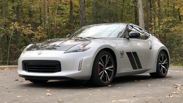 370Z сменя 350Z през 2009 година с дизайн, който е по-агресивен от този на петото поколение и който трябва да напомня на този на първата генерация. Също като 350Z и 370Z се предлага като купе и роудстър. Двигателят е 3,7-литров с мощност 322 конски сили, а версията Nismo получава мощност 350 к.с.