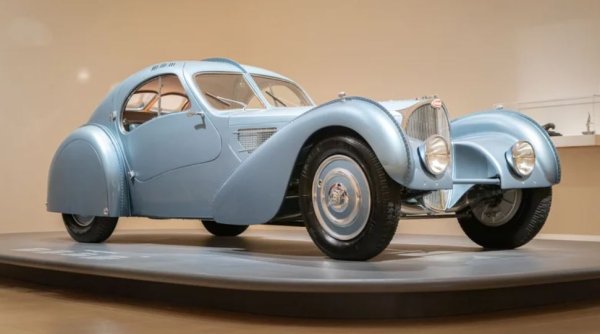 Освен че е един от най-ценните автомобили в света, Bugatti Type 57 SC Atlantic е и източникът на една от най-големите мистерии в автомобилната история. Произведени са четири екземпляра, но само три са оцелели до наши дни, всеки от които е известен с фамилиите на първоначалните си собственици. 

Rothschild Atlantic е доставен на Виктор Ротшилд, член на клана Ротшилд, докато Holzschuh Atlantic е доставен на французина Жак Холцшух. Четвъртият и последен произведен Atlantic е Pope Atlantic, който първо бива продаден на Ар Би Поуп и сега е собственост на модния магнат Ралф Лорън.

Вторият произведен Atlantic обаче е задържан от Жан Бугати, син на Еторе, за употреба като лична кола. По време на войната Бугати премества фабричното си оборудване и останалия инвентар с влак на по-безопасно място във Франция, което е по-далеч от битките, но Atlantic така и не пристига. 


Теориите за случилото се досега се оказват неубедителни, но има две, които изглеждат най-правдоподобни. Според едната колата е била скрита в новата фабрика и в крайна сметка унищожена, когато е била бомбардирана по-късно по време на войната. Според другата теория Еторе Бугати я е съхранявал на тайно място, което до днес все още не е открито.
