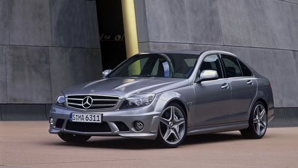 Края на 2000-те години беше чудесен период за феновете на спортните седани. Можеше да избирате между Audi RS4 с задвижване на всички колела, BMW M3, усъвършенствано на пистата, и Mercedes-AMG C63, което разбиваше автобаните. Всички те предлагаха свои собствени емоции от шофирането с V8 двигател, но Mercedes беше в собствена лига, що се отнася до мощност и въртящ момент.

Това се дължеше на огромния 6,2-литров V8 двигател, който беше вмъкнат под капака. Докато BMW и Audi бяха настроени до последния детайл, големият блок на Mercedes беше настроен по-леко за C63, а тази по-малко френетична природа и огромен въртящ момент го правеха по-бърз в права линия и по-гъвкав в града. Единственото, което му липсваше, беше ръчна скоростна кутия, за да даде на водача пълен контрол над подаването на мощността.
