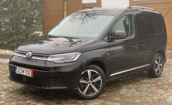 Петото поколение на Caddy се разделя окончателно със своето лекотоварно минало. В смисъл че вече почти нищо в конструкцията му не го свързва пряко с изцяло различната архитектура на лектоварното производство на Volkswagen. Новото Caddy стъпва на модерната MQB платформа, дебютирала  преди вече близо 10 години с тогавашния Golf 7. Modularer QuerbauKasten, или преведено на български – модулна платформа с напречно разположен двигател. Върху MQB вече са изградени всички най-важни модели на концерна VW, от Polo до Passat и Tiguan, а вече и Caddy. Общата платформа означава, че под работливата премяна на компактната „баничарка“ ще се крият същите агрегати като под новия Golf 8 – това включва също и иновативния тъчскрийн за смяна на температурата на климатика в купето или новият тъч комбибутон за превключване на светлините. Означава и също, че можете да поръчате новия Caddy практически с всички екстри, които се предлагат и за Golf 8 – LED фарове, алкантара седалки, електронни асистиращи системи, безжичен Carplay/Android Auto, адаптивен темпомат, 7-степенна DSG автоматична скоростна кутия и т.н. За съжаление не означава, че всички материали в купето ще бъдат с качеството на по-луксозните интерпретации на тема MQB – но не всички сме Ален Делон в този живот. 
