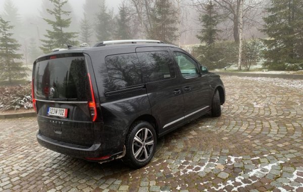 Петият Caddy наедрява във всичките си габарити – общата дължина вече е 4,51 метра (+ 9 см спрямо предшественика), ширината е 1,86 (+ 6 см), а междуосието е 2,76 (+7 см). В чест на купувачите, търсещи семейна кола, можете да си поръчате и внушителния панорамен стъклен покрив, с площ почти квадрат и половина, както и 18-цолови алуминиеви джанти. 
