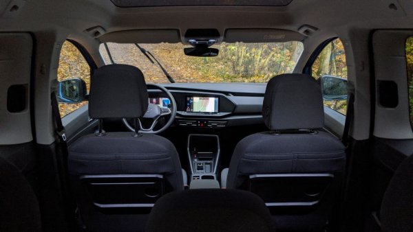 Багажното отделение печели и във височина, като резултатът е спиращите дъха 1213 литра за багаж, без да трябва да сгъвате седалките от втория ред за целта. Caddy може да се поръча и със 7 места, което е съвсем естествено при тези габарити на багажното отделение. Като цяло може да се каже, че място има за всички достатъчно &ndash; за пътници или за багаж. При сгънати седалки, когато Caddy е с пространство сравнимо с това на своята товарна версия, отзад се побират две европалета. Две. Ако ще комбинирате уикенд с децата с уикенд за ремонт на вилата, бързо се досещате за потенциалните ползи.
