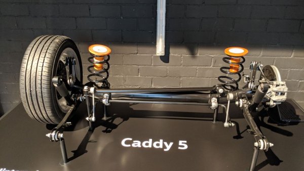 На пътя Caddy е много приятен и спокоен за шофиране. Конструкционните промени на задния мост (вече с Panhard торсионна греда вместо ресори) и преминаването към електрически сервоусилвател като при Golf имат за резултат спокойно пътно поведение без изненадващи движение във вертикален план, както и много директно, активно и приятно управление в завой. Разбира се, Caddy не може да скрие природата си и основната си функция да пренася товари и пътници и това не е състезателен модел. Но е много, много добър спътник за цялото семейство. 
