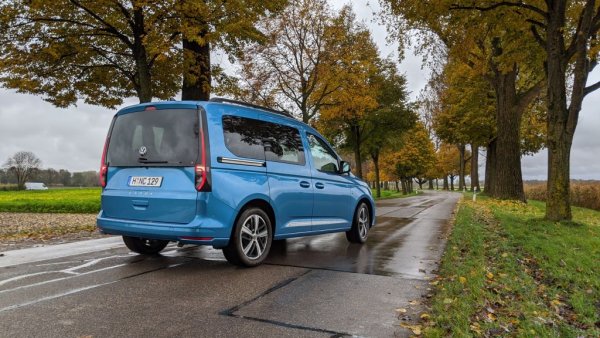 С огромния си багажник и същевременно с впечатляващия си външен вид Caddy ще даде отговор на много въпроси в автомобилното ежедневие. Това е автомобил, с който ще можете както да се придвижвате с достатъчно добра осанка в града или между населени места,  така и активен помощник за транспортиране на всякакви неща. Не на последно място, това е едно от най-добрите решения, ако практикувате активен лайфстайл с интензивни спортни занимания през уикенда &ndash; каяци, велосипеди или парапланери. С приятели или без, с деца или с хоби, този автомобил в крайна сметка е най-близо до отговора на универсалния въпрос &bdquo;Има ли кола за всичко и всеки?&ldquo;
