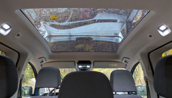 Живеем в свят, в който модите непрекъснато се сменят, като вкусът на хората се определя все по-често от мигновения характер на времето, в което живеем. В епохата, в която всички търсят кросоувъри и SUV, които от своя страна всъщност често не отговарят на претенцията си за повече място и по-добра ползваемост, Caddy изглежда като особнякът, който винаги е прав, защото е много чел, много знае и ако обичате, да не го занимавате с някакви си моди, трендове и конюнктури.  Caddy е супер &ndash; ако го почувствате в сърцето си, ще ви служи вярно и завинаги.
