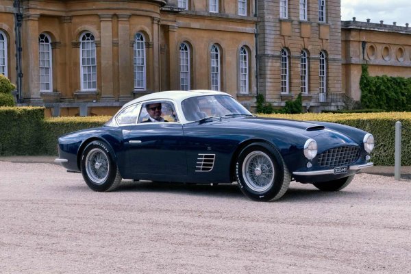 Рядък съюз между Zagato и Ferrari. Само пет бройки са произведени за клиенти, които са искали по-лек състезателен автомобил 250 GT. Със своята тясна решетка, наклонен покрив и извити колони, този автомобил доказва, че дори едно Ferrari може да бъде подобрено. 250 GTZ не е просто красива кола, а въплъщава мечтата за безкрайна скорост.
