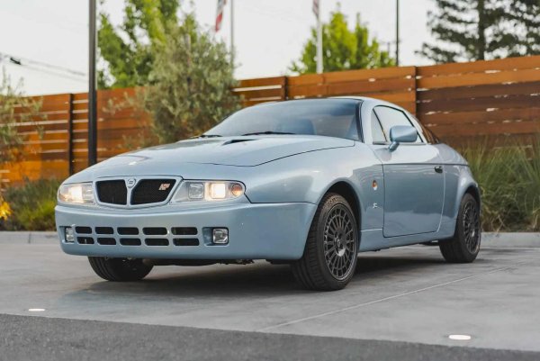 Най-необичайният проект на Zagato. Вземайки за основа хечбека Lancia Delta Integrale, италианците трансформират рали шампиона в купе с клиновиден профил и безрамкови врати. Със своите агресивни фарове, двоен покрив и елегантен силует, Hyena изглежда като хищник, застинал преди скок. Сглобени са само 24 бройки, всяка от които е манифест на бунта срещу серийното произвежданото.
