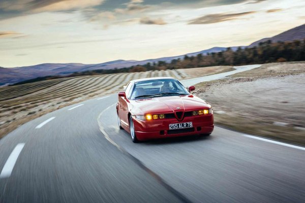 "Il Mostro" ("Чудовището"). Така е наречен SZ заради радикалния си дизайн. Ъглови ръбове, квадратни фарове и масивен спойлер - тази кола не се противопоставя на времето. Под каросерията от фибростъкло се крие 3-литров V6 двигател, но истинският акцент е червеният кожен интериор с алуминиеви нюанси. SZ е красота чрез провокация.
