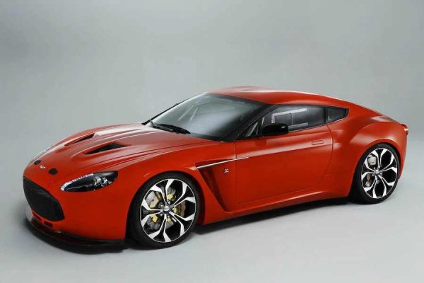 Модерна интерпретация на класиката. Вдъхновен от DB4 GT, V12 Zagato се отличава с назъбени линии на каросерията от карбон, специфична решетка и фарове, все едно изрязани с лазер. Всеки детайл - от дръжките на вратите до дифузьора - създава усещане за движение дори в покой. Произведен в ограничена серия от 150 бройки, този автомобил се превръща в мост между епохите.

