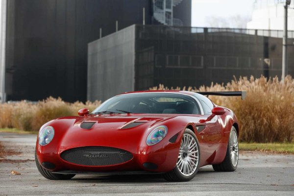 Почит към Maserati 450S, състезателното чудовище от 50-те години на миналия век, Mostro е минимализъм, доведен до крайност: отворени колела, без врати или предно стъкло, малка кабина. Но зад строгия екстериор се крие 4,2-литров V8 двигател от купето 599 GTB Fiorano. Mostro не е просто красив, а е първичен като самата скорост.
