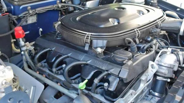 Започваме с базовите версии &mdash; четирицилиндровите. При това в множествено число. В повечето европейски държави между 1990 и 1995 г. се продава 230GE, а в Италия съществува дори "данъчен" вариант 200GE (1990&ndash;1994). И двете версии разполагат с редови "четворки" от серията M102. Трудно е да ги наречем бързи, но погледнете този миниатюрен капак на клапаните в огромния моторен отсек &mdash; има нещо очарователно в тази гледка.
