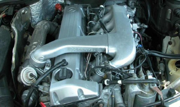 Следват петцилиндровите версии. И макар четирицилиндровите G-класи да са бавни, "петиците" също не се превръщат в ракети. Да, Mercedes-Benz предлага цели два варианта с тази необичайна конфигурация, като и двата са дизелови. Моделът 250GD (1990&ndash;1992) генерира едва 93 к.с. благодарение на атмосферния OM602. По-късно инженерите поправят ситуацията: G 270 CDI (2002&ndash;2006) с турбиран OM612 вече разполага със 154 к.с.
