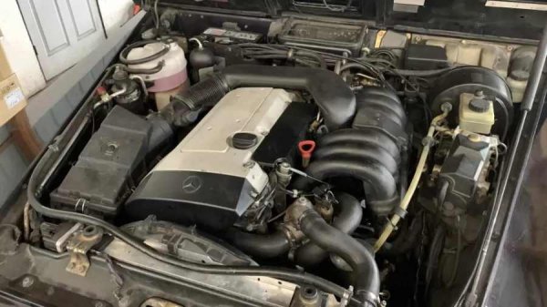 Преминаваме към редовите "шестаци". Тук асортиментът е направо поразяващ. Можете да избирате между бензиновите M103 и M104, атмосферния дизелов OM603, турбодизеловия OM603 или турбодизеловия OM606. Пет различни редови шестцилиндрови двигатели в рамките на едно поколение &mdash; това звучи впечатляващо.
