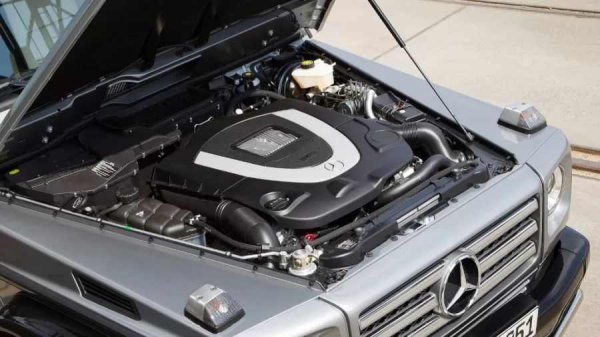 Ако пък "достатъчно" не е в речника ви, добре дошли в света на V8. Тук изборът също е огромен. Пример за това е редкият битурбо дизелов OM628 при G 400 CDI. Има още G 500 и две версии на G 550. Версията G 500 разполага с надеждния M113, докато при G 550 историята се дели на две епохи: до 2015 г. той залага на атмосферния M273, а след това &mdash; на четирилитровия битурбо M176.
