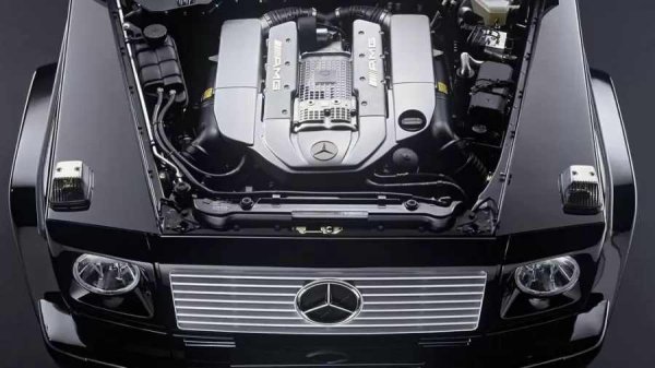 И това е само началото, преди да стигнем до AMG. Моделът G 55 получава компресорния M113, познат от икони като Mercedes-Benz SL 55 AMG. След него се появява G 63 с агресивния 5,5-литров битурбо M157 &mdash; истински звяр на пътя.
