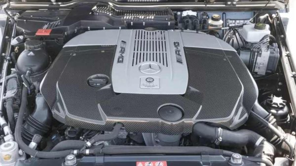 Но може би и това не е достатъчно за всеки. За хората, които искат абсолютния максимум, има и версии с V12. Под капака ръмжи шестлитровият битурбо M279. Представете си 612 к.с. в машина, която първоначално се появява като обикновен високопроходим автомобил за работа. Звучи плашещо? Точно така е &mdash; това е много повече мощност, отколкото инженерите планират в началото.
