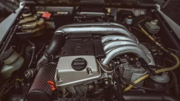 Ако вече сте изгубили бройката, нека ви припомним: в Mercedes-Benz G-Class W463 се монтират редова "четворка", редова "петорка", редова "шестица", V6, V8 и V12. Това са шест различни двигателни конфигурации в рамките на едно-единствено поколение. Задачата да откриете друг модел, който да превъзхожда това постижение, е меко казано трудна.
