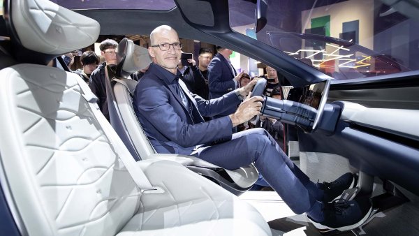 Този германец е „баща“ на много известни европейски автомобили. След като даде живот на Volkswagen Golf VII и VIII и на цялата гама ID - от ID.3 до ID. Buzz той се премести в китайския Changan в края на 2023 г.

Като ръководител на дизайна на цялата Changan Group, германецът отговаря за дефинирането на дизайна на новите китайски автомобили с марката Changan Auto, но също и тези на новите 100% електрически марки като Avatr и Deepal.

Кариерата на Бишоф:  Changan (2023), Volkswagen (2007-2023).
