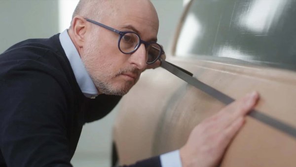 Американецът Крис Томасън е индустриалени дизайнер, който след няколко опита в BMW и Ford пристигна през 2015 г. в NIO - китайски стартъп за електрически автомобили, който тогава се наричаше NextEV.

Томасън сега е вицепрезидент по дизайна на NIO и отговаря за центъра на NIO в Мюнхен, където се разработва стилът на всички нови модели, захранвани с батерии, като се започне от суперавтомобила EP9 и се стигне до флагмана Nio ET7, който също се продава в някои европейски страни. 

В екипа на NIO работят още Раул Пирес-младши (бивш дизайнер на Bentley, Italdesign, Audi и Great Wall) и Адил Бенвадих (работил по-раноза  Aston Martin, Audi и Opel).

Кариерата на Томасън: NIO (2015-), BMW (2014-2015), Ford, BMW (1992-1998).
