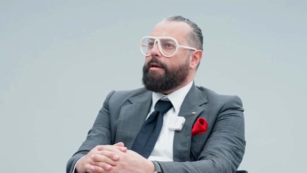 Китайският гигант GAC също разчита на западняк, за да оформи новите си автомобили. Това е шведско-американският дизайнер Понтук Фонтеус, който изпълнява двойната роля на директор на GAC Advanced Design в Лос Анджелис и технически директор на GAC R&D Center в Китай.

Фонтеус, който е проектирал Volvo V40, V60 и Faraday Futur, работи в дизайнерския център на GAC в Калифорния от 2017 г. Трябва да се отбележи, че компанията има подобен център и в Милано, като той се ръководи от френския дизайнер Стефан Жанин.

Кариерата на Фонтеус: GAC (2017), Faraday Future (2015-2017), Volvo (2007-2010), KIa (2004-2007), Volkswagen (2001-2004), Renault (1996-2001), General Motors (1993-1996).
