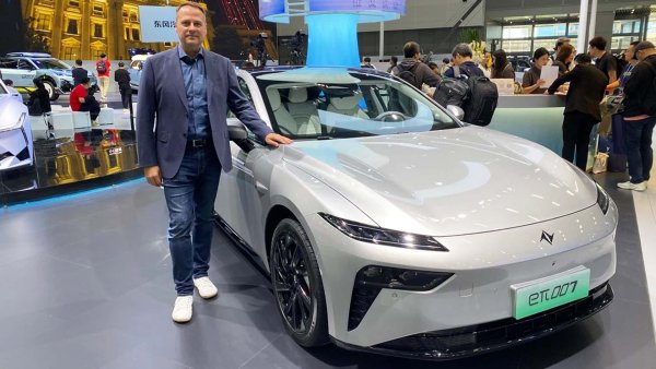 Що се отнася до китайските автомобилни гиганти, няма ка да бъде пропусната групата Dongfeng, която през 2021 г. назначи германския дизайнер за ръководител на техническия център в Ухан.

Кнопфле е отговорен за създаването на новата марка електрически автомобили „eπ“, като и за други брандове на групата като Forthing, Voyah и Aeolus. За концерна работи още един чужд дизайнер - британецън Андрю Колинсън, който ръководи Advanced Design Shanghai.

Кариерата на Кнопфле: Dongfeng (2021-), Great Wall Motor (2021), Dongfeng (2019-2021), Volvo Truck (2019).
