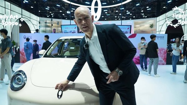 Great Wall Motors Group (GWM), разчита на бащата на емблематични автомобили като първия Volkswagen Touareg, Chrysler Crossfire, Saab 9-5 и 2020 Opel Mokka. Името му е Андрю Дайсън. Той е директор по дизайна на GWM от 2022 г. и има за задача да оформи бъдещия имидж на моделите с марката Haval, WEY, ORA и Tank.

Кариерата на Дайсън: Great Wall Motors (2022-), Opel (2007-2021), Chrysler (2000-2007), Volkswagen (1989-2000), Jaguar Land Rover (1988–1990). 
