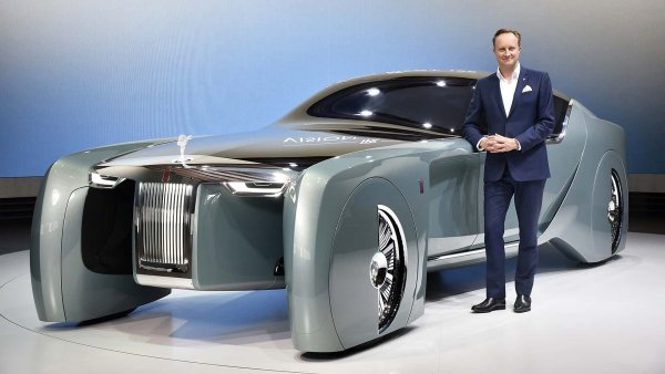 Сред първите европейски дизайнери, които си сътрудничат с китайски производители, е Джайлс Тейлър - британецът, който през 2018 г. оглави стилистичния център на FAW в Мюнхен.

Тейлър е създал автомобили като Citroen Xsara, Jaguar XJ от 2010 г. и Rolls-Royce Phantom от 2017 г. Във FAW Group той ръководи дизайнерския екип на новите автомобили с марка Hongqi.

Кариерата на Тейлър: FAW (2018-), Rolls-Royce (2011-2018), Jaguar (1996-2011), PSA Peugeot Citroen (1992-1997).
