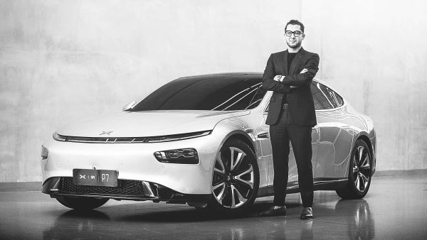 От Франция в Китай - това е голямата стъпка, която Рафик Фераг направи, за да стане директорор по дизайна на Xpeng - производител на електрически автомобили, през 2023 г.  Той всъщност се придъедини към компанията още през 2017 г., като вече отговаря за цялостния стил на марката, в това число и за на летящата кола Xpeng Aeroth.

Кариерата на Фераг:  Xpeng (2017-), Honda (2012-2017), PSA Peugeot Citroen (2010-2011).
