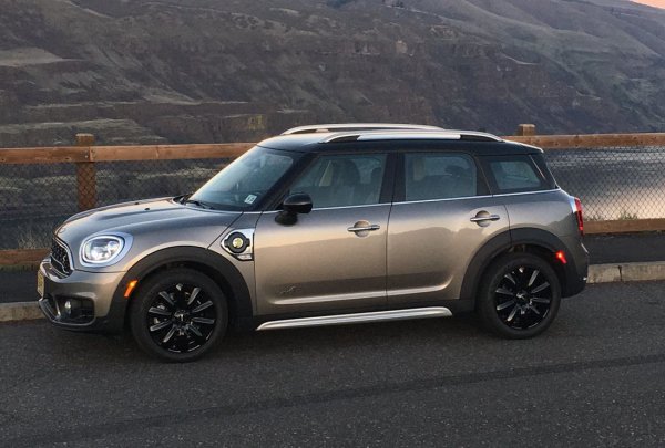 Представянето на британския бранд на BMW е доста по-добро от средното за пазара - само 12% спад. Пазарният дял пораства с две десети до 1.2%. 
