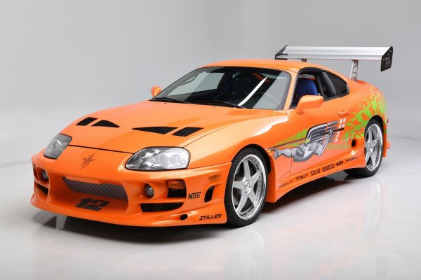 Toyota Supra (MKIV) е автомобил, за който мечтае почти всеки истински фен. С появята си през 1993 , той веднага се превърна в символ на японското инженерство. Двигателят с турбокомпресор 2JZ-GTE стана емблематичен и до днес този 3,0-литров редови „шестак“ се счита за един от най-надеждните и мощни агрегати в историята. 

Стандартно Supra произвеждаше около 280 к.с., но двигателят има огромен потенциал и много собственици увеличиха мощността му до над 1000 к.с. Благодарение на филмите „Бързи и яростни“, този модел се превърна в истинска икона и все още се търси сред колекционерите.