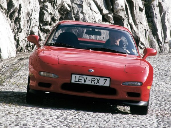 Третото поколение Mazda RX-7, с кодово име FD3S, е елегантно купе с роторен двигател, известно с уникалния си дизайн и изключителна производителност. В сърцето на RX-7 беше ротационен двигател 13B-REW с двойно турбо, който произвеждаше до 280 к.с. и осигурява лесно управление и висока мощност. 

RX-7 спечели сърцата на автомобилните фенове с елегантния си външен вид и агресивни форми. Смятан е за един от най-балансираните автомобили на своето време и е бил популярен както сред дрифтърите, така и сред професионалните състезатели.