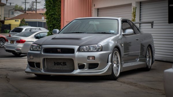 Nissan Skyline GT-R R34 е може би най-емблематичната кола от 90-те години. Той се превърна не само в символ на японската автомобилна индустрия, но и в един от най-обичаните автомобили сред феновете на състезанията. Под капака имаше двигател RB26DETT - редови шестцилиндров двигател с двойно турбокомпресор, произвеждащ до 280 к.с. 

Иновативната система за задвижване на четирите колела ATTESA E-TS Pro и системата за контрол на сцеплението Super-HICAS направиха R34 един от най-модерните автомобили на своето време. GT-R R34 стана звезда във видеоигрите, филмите и реалните състезания, което му придаде култов статус, който запазва и до днес.