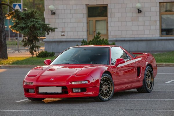 Honda NSX беше отговорът на Япония на европейските суперколи. Разработен с помощта на легендарния Аертон Сена, този модел поставя нови стандарти за спортни автомобили. Свръхлекият алуминиев корпус и разположеният в средата V6 двигател осигуряват отлично управление и динамика. 

NSX е първият сериен автомобил с изцяло алуминиево шаси, което го прави необичайно лек и здрав. През 90-те тази кола се конкурира с Ferrari и Porsche, доказвайки, че японците могат да създават високотехнологични и вълнуващи суперколи.