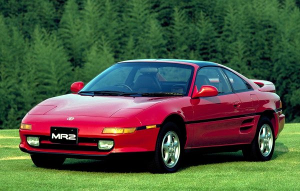 Второто поколение Toyota MR2, известно като SW20, беше компактен спортен автомобил със средно разположен двигател, който беше достъпен и имаше отлично управление. С 2,0-литров двигател с турбокомпресор, MR2 може да произвежда до 245 конски сили, което го прави сериозен конкурент за по-скъпите автомобили. 

Уникалното оформление и лекотата на MR2 го карат да се чувства като истинска суперкола и автомобилът все още е уважаван заради комбинацията си от производителност и достъпна цена.