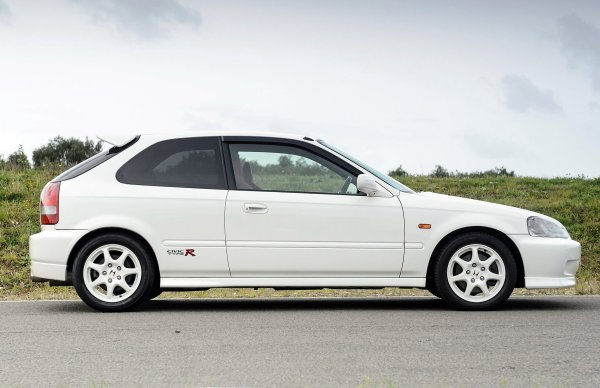 Honda Civic Type R (EK9) е първият Civic, който носи известната червена емблема Type R. Със своята лека каросерия и мощен атмосферен двигател B16B, Civic Type R се превърна в икона сред феновете на компактните спортни автомобили. Неговият двигател произвежда до 185 к.с., което прави EK9 един от най-мощните автомобили в своя клас. 

В крайна сметка Civic Type R става неразделна част от уличната култура на 90-те и днес се смята за символ на японското инженерство и един от най-значимите спортни автомобили на епохата.