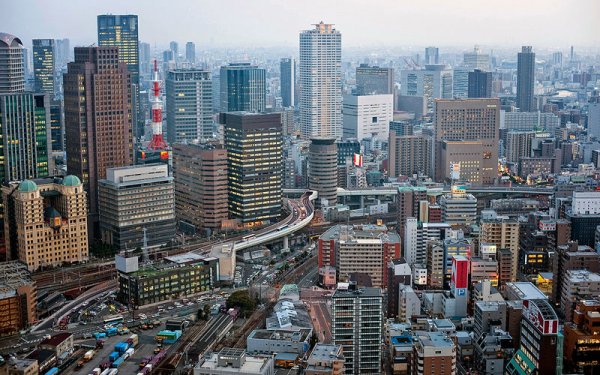 Единствената в света естакада, която си е &bdquo;пробила&rdquo; път през сгради на нивата между 4-ия и 7-ия етаж. Пътят преминава през тях, без да нанася увреждания. Използвани са специални технически решения, за да може сградите да бъдат защитени от шума и вибрациите.
Интересното е, че собствениците на пътя редовно си плащат наем на собствениците на сградите за ползването на "помещенията".
