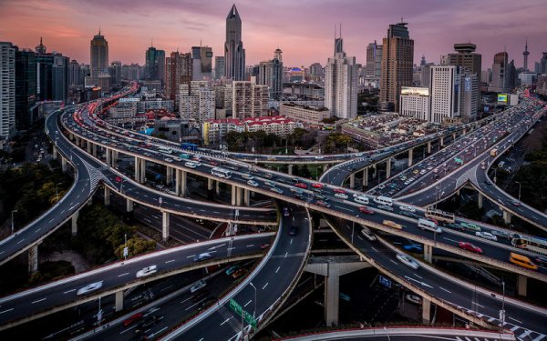 На това място &ndash; историческия център на Шанхай, се пресичат две от най-големите китайски трасета. Това е една от най-сложните транспортни връзки не само в Азия, но и в цял свят. През него в най-натоварените моменти преминават по 1000 автомобила в минута. Самият мост е на 6 нива.
