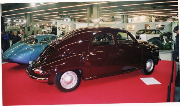 Проект 108, който се появява през 1948 г., прилича на 4CV и има за цел да предложи по-просторен и ефективен модел от 4CV, без да се отказва от задния двигател. Колата трябва да надгради големия спех на 4CV, като предлага повече мощност и просторен интериор. Но купувачите търсят по-големи коли с багажници отзад и двигатели отпред. И работата е спряна.