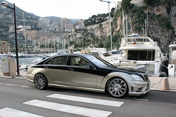 В доработката на автомобила, освен тунерите от Carlsson е взела участие и фирмата за луксозни артикули Etienne Aigner AG