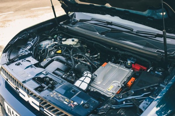 Предизвикателството става интересно на фронта на двигателя, където нито един от конкурентите не предлага дизелова версия - нещо немислимо допреди няколко години за автомобил от този тип. Гамата на Bigster започва с 3-цилиндровия 1.2 TCe мек хибриден бензин, със 140 к.с. на версията със задвижване на двете колела (предлага се и с LPG) или 130 к.с. за 4x4, всички комбинирани с ръчна скоростна кутия. 

Най-добрият вариант е оборудван със 1,8-литров напълно хибриден 4-цилиндров двигател със 155 к.с., като автоматичната скоростна кутия изпраща въртящ момент само към предните колела.