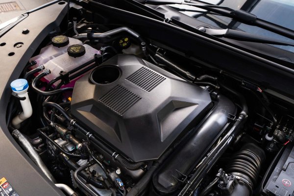 От друга страна, MG HS изобщо не е или много електрифициран, който се фокусира върху 4-цилиндров 1.5, само бензинов със 170 к.с. в началната версия или plug-in хибрид за общо 272 к.с. и 100 км пробег с нулеви емисии благодарение на батерията от 21,4 kWh. Първият вариант има ръчна скоростна кутия, а вторият - автоматична. 

Скоро ще пристигне и пълният хибрид HS с 224 к.с. и автоматична трансмисия. За разлика от Е, нито един HS не може да бъде оборудван със задвижване на четирите колела.