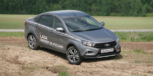 На 11 септември 2017 година стартира серийното производство на всъдеходната версия на седана Vesta Cross. Доработеният модел предлага по-висок пътен просвет и допълнителни елементи от дизайна във вид на черни пластмасови предпазители по каросерията.